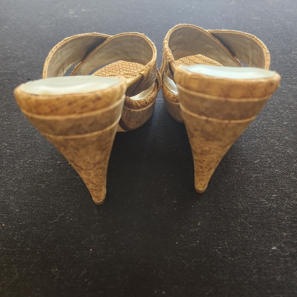 Never worn, cross strap textured cross strap platform sandals, size 6 - Picture 6 of 6